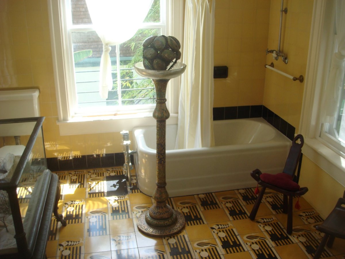 guest-bathroom-Hemingway-Home-Museum-key-west
