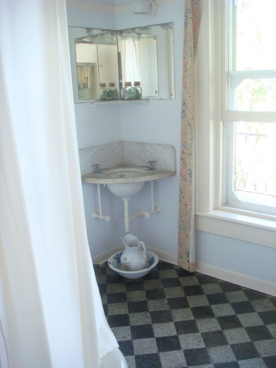 master-bathroom-Hemingway-Home-Museum-key-west