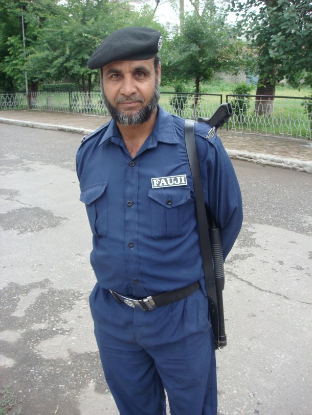 armed-guard-peshawar-pakistan