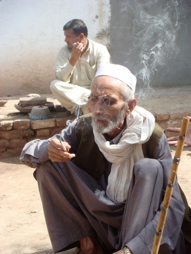 smoking-hashish-pakistan