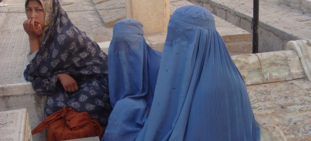 women praying at sufi shrine of Gazar Gah