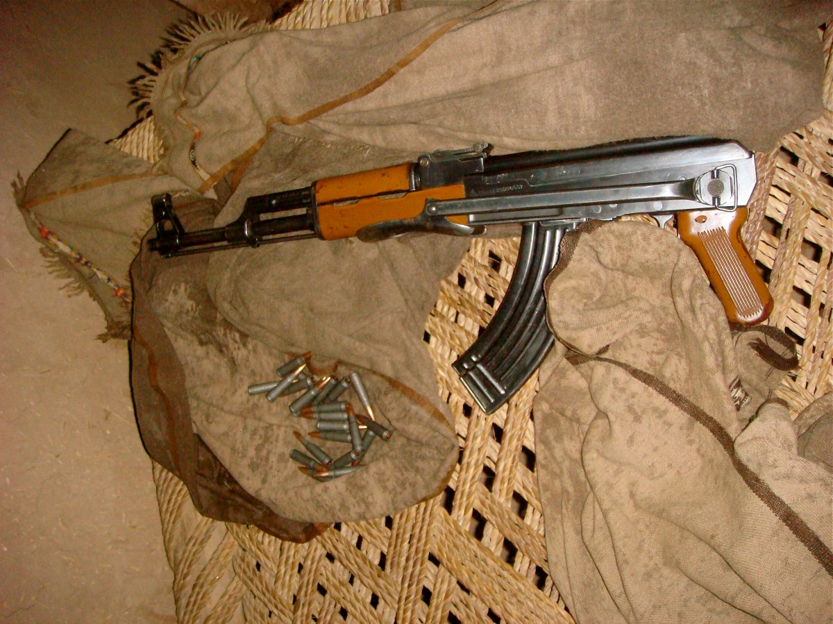 ak-47-peshawar-camp-pakistan