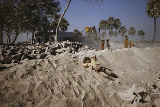 William Albert Allard, Boy Playing in Quarry Dust, Bihar, 2002