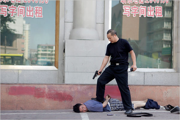 uighu-being-arrested-in-urumqi