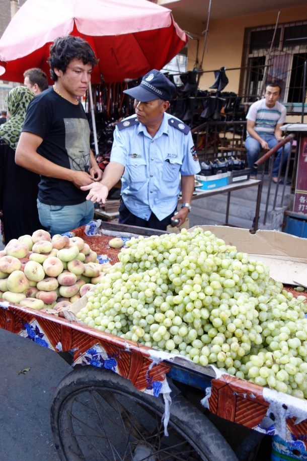 fruit-seller-xinjiang
