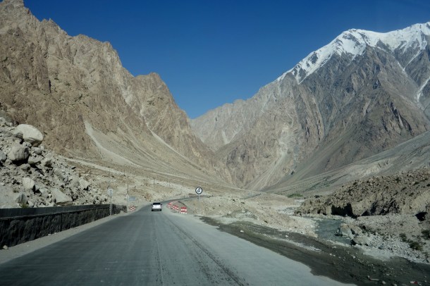 Karakoram-Highway-gez-river