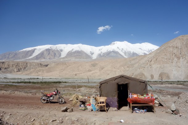 Karakoram-Highway-roadside-stand
