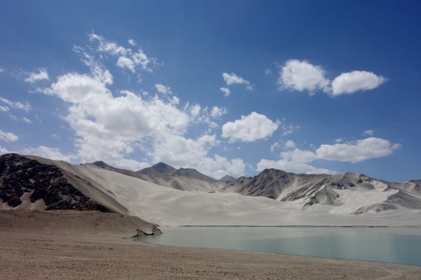 Karakoram-Highway-sand-dunes-lake