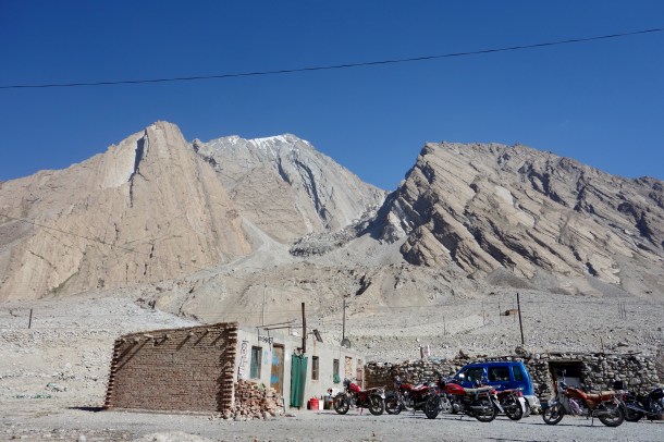 Karakoram-Highway-truck-stop