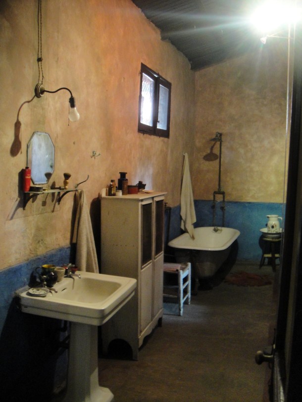 bathroom-trotsky-museum-mexico