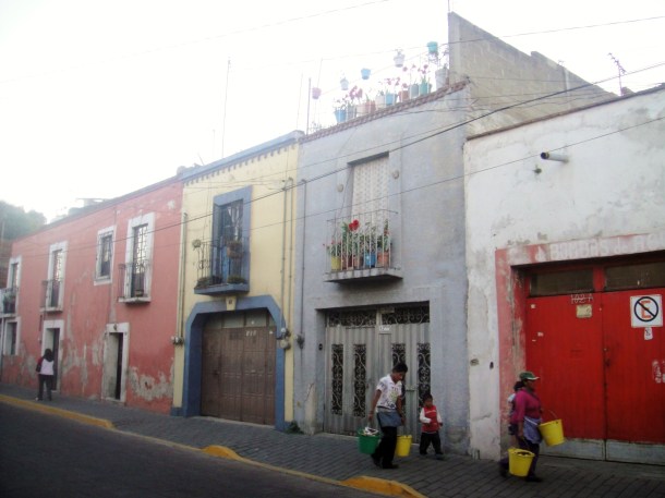 sellers-of-fried-grasshoppers-cholula-mexico