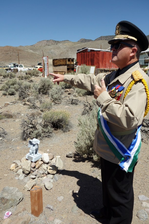 dead-dog-monument-molossia