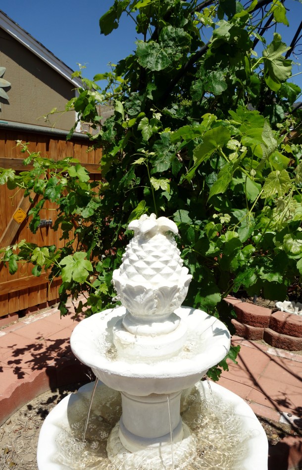 famous-pineapple-fountain next to railroad