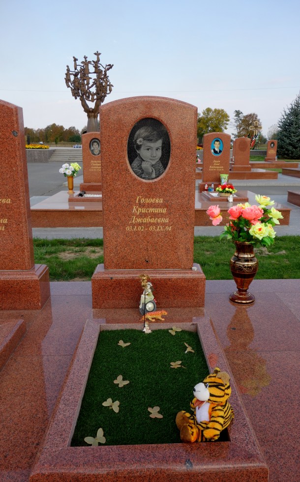 beslan-school-siege-cemetery-killed