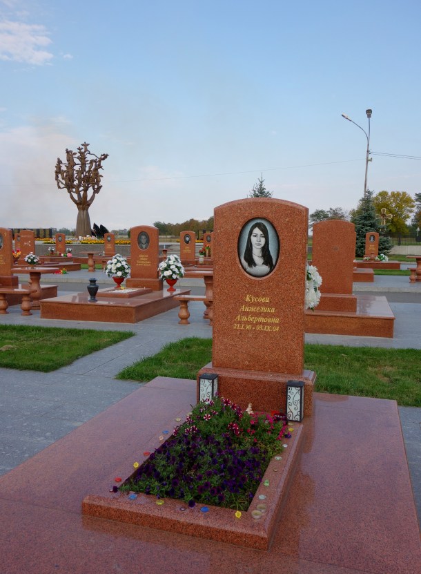 beslan-tragedy-child-killed-school-cemetery