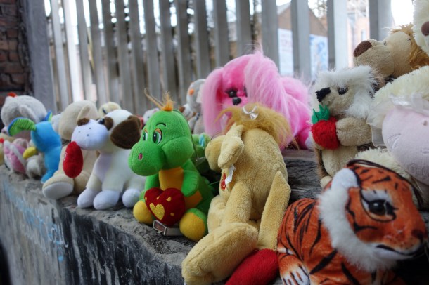 stuffed-animals-beslan-school-gym