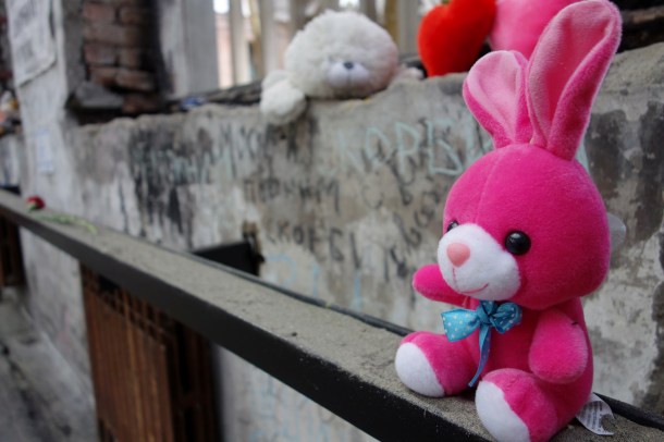 stuffed-animals-beslan-school-massacre-site