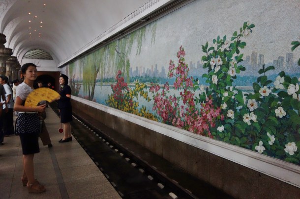 pyongyang-metro-mural