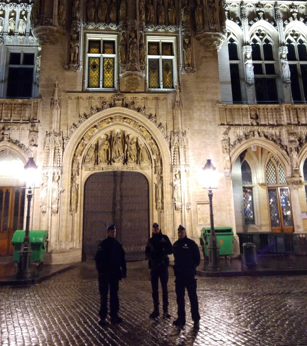 police-in-front-of-grand-place-for-alert