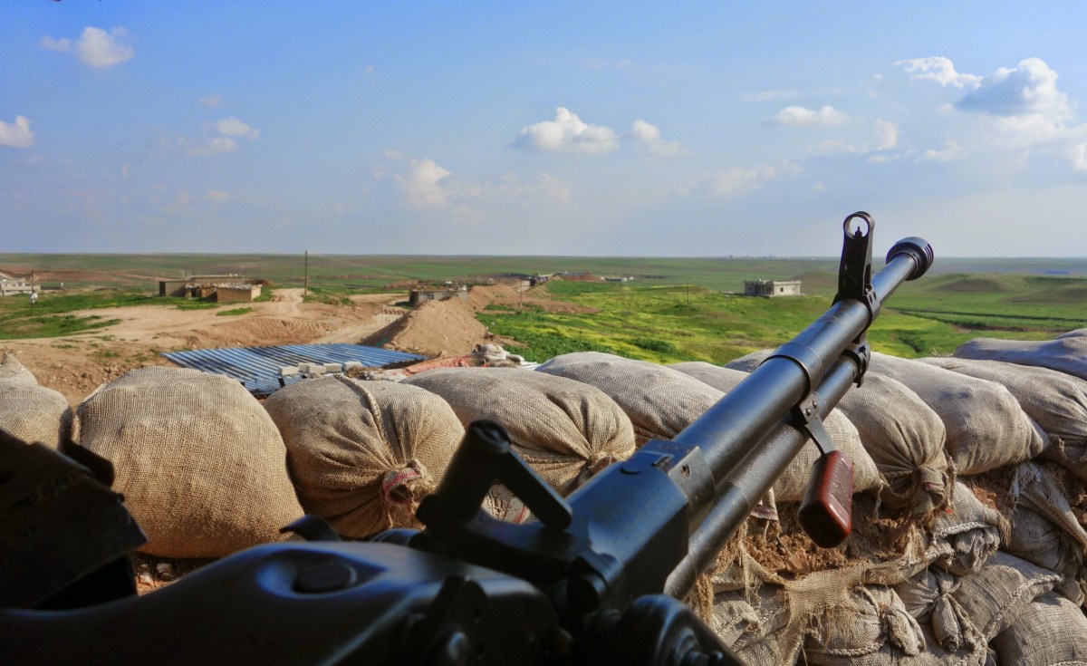 heavy-machine-gun-points-toward-territory-still-held-by-islamic-state