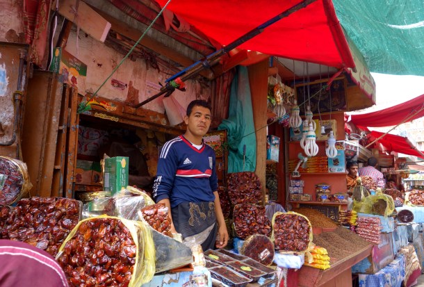 selling-dates-in-street-market-yemen
