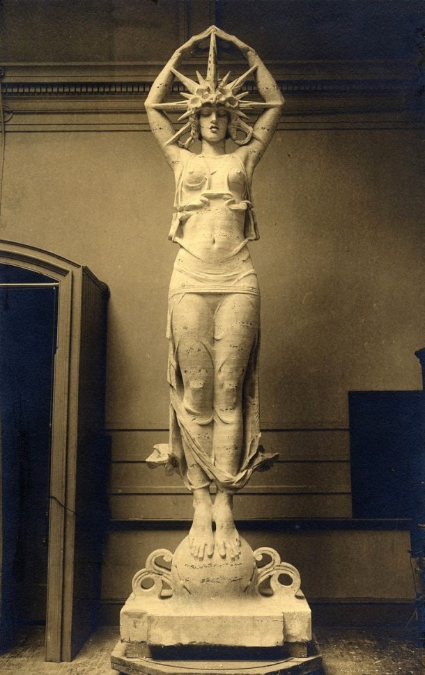 star-figure-from-colonnade-of-stars-display