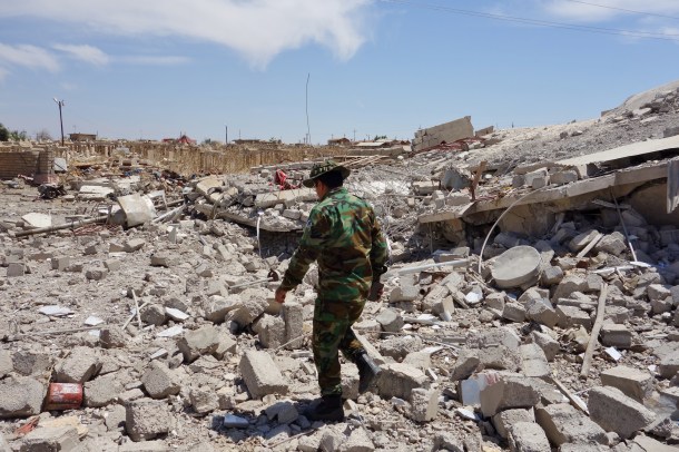 Kurdish-Peshmerga-in-ruins-of-Telskuf