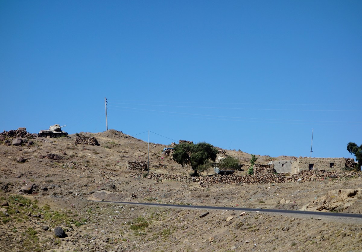 soldiers-loyal-to-the-internationally-recognized-government-of-yemen-at-a-checkpoint