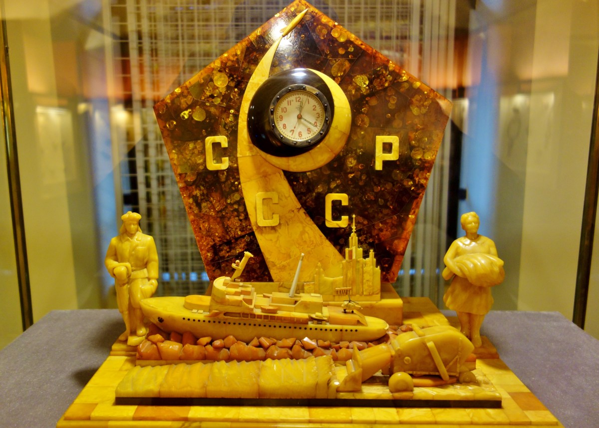 1960-soviet-clock-made-of-amber